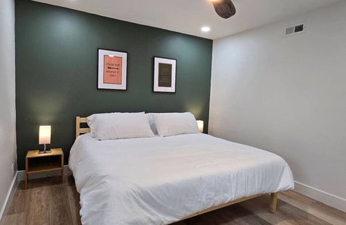 Bellevue Apartment | Cozy log cabin, 25 mins to Broadway