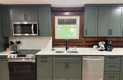Bellevue Apartment | Cozy log cabin, 25 mins to Broadway