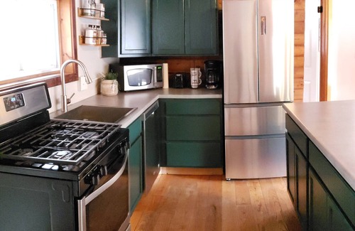 Ludlow Cabin | Cozy Log Cabin, 5 Min to Ski, Great for Groups, Oversized Deck, Dog-friendly