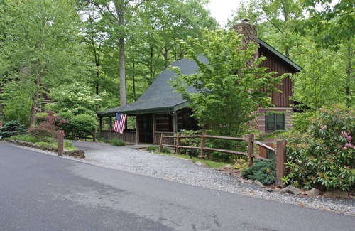 Seven Devils Cabin | Cozy log cabin available Thanksgiving and Christmas. Wood burning fireplace.