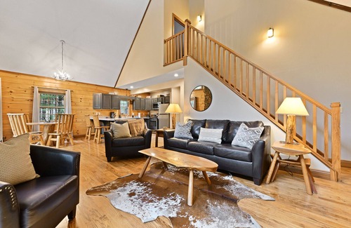 Laurelville Cabin | Cozy Log Cabin in Hocking Hills! Hot Tub! Pool Table! Pet Friendly!