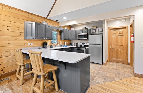 Laurelville Cabin | Cozy Log Cabin in Hocking Hills! Hot Tub! Pool Table! Pet Friendly!