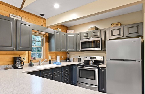 Laurelville Cabin | Cozy Log Cabin in Hocking Hills! Hot Tub! Pool Table! Pet Friendly!