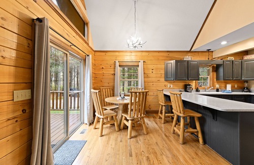 Laurelville Cabin | Cozy Log Cabin in Hocking Hills! Hot Tub! Pool Table! Pet Friendly!