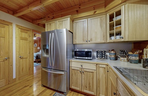 Maggie Valley House | Cozy log cabin in Maggie Valley, NC with Full Kitchen, WIFI and Private Hot Tub