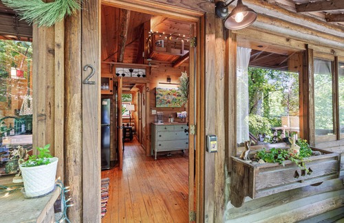 Eureka Springs Cabin | COZY LOG CABIN/LAKE LUCERNE - lake view w/tub, wood stove, 3 mi. to dwtn Eureka