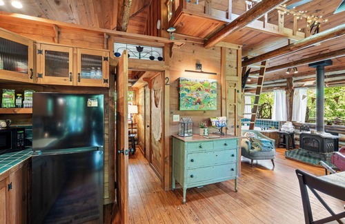 Eureka Springs Cabin | COZY LOG CABIN/LAKE LUCERNE - lake view w/tub, wood stove, 3 mi. to dwtn Eureka