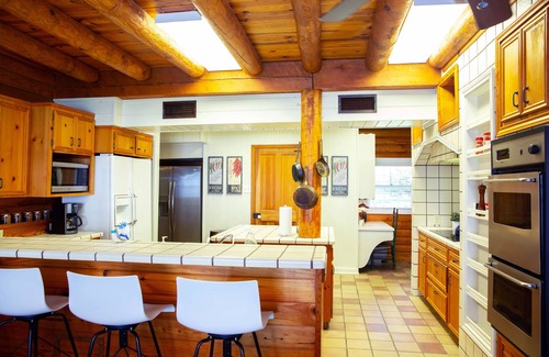 West Livingston House | Cozy Log Cabin - Lakefront 2 Boat Lifts 2 Jet Ski Lift FirePit 1Gig WiFi