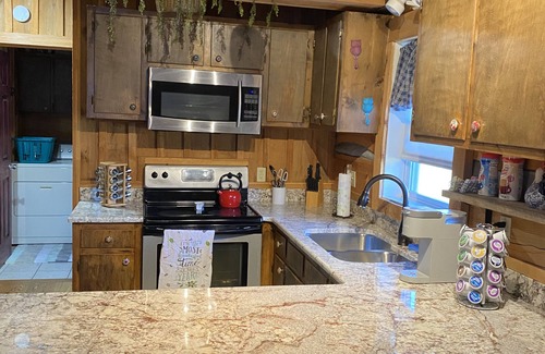 Vesta House | Cozy Log Cabin Near the Parkway