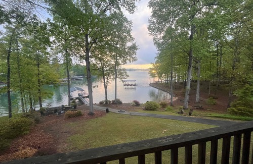 Seneca Cabin | Cozy Log Cabin near Clemson with Big Water Views