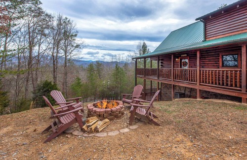 Gatlinburg - Pigeon Forge Cabin | Cozy Log Cabin w/Hot Tub & Game Room!