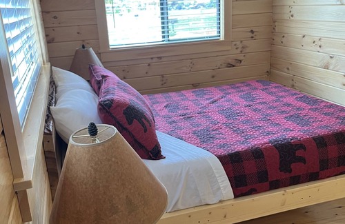 White Cabin | Cozy Log Cabin w/Loft #12. Minutes from Seven Springs and Hidden Valley!