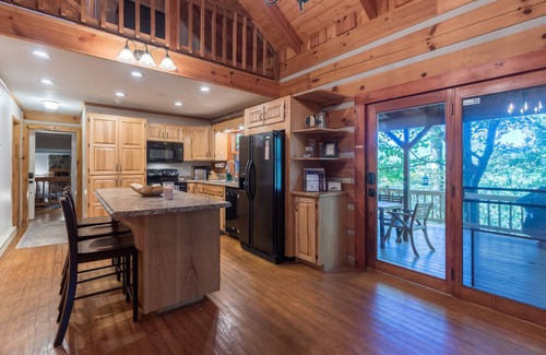 Highlands Cabin | ❤ Cozy Log Cabin w/Stunning View! Waterfall, 3 Fireplaces, Arcade, Stocked!