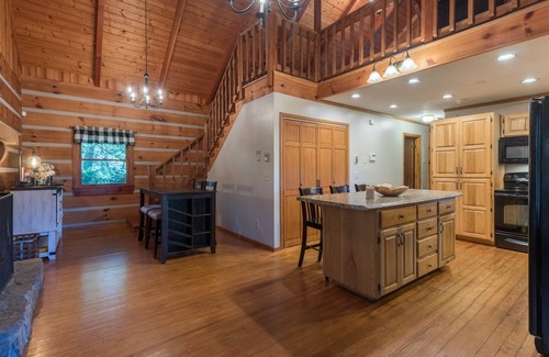 Highlands Cabin | ❤ Cozy Log Cabin w/Stunning View! Waterfall, 3 Fireplaces, Arcade, Stocked!