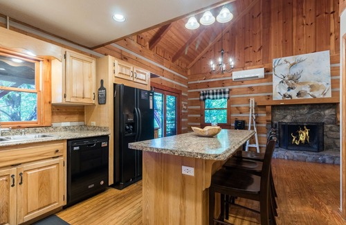 Highlands Cabin | ❤ Cozy Log Cabin w/Stunning View! Waterfall, 3 Fireplaces, Arcade, Stocked!