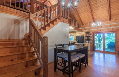 Highlands Cabin | ❤ Cozy Log Cabin w/Stunning View! Waterfall, 3 Fireplaces, Arcade, Stocked!