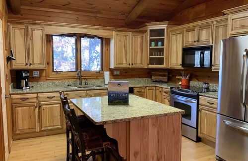 Massanutten House | Cozy Log Cabin w/Hot tub & Game Room