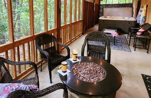 Massanutten House | Cozy Log Cabin w/Hot tub & Game Room