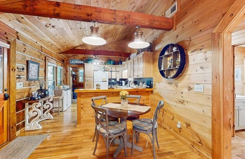 Mineral Bluff Cabin | Cozy log cabin with hot tub, fire pit, and scenic screened porches
