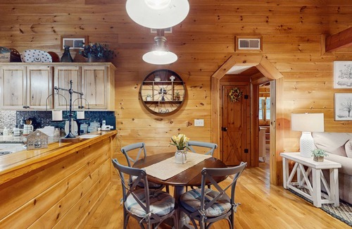 Mineral Bluff Cabin | Cozy log cabin with hot tub, fire pit, and scenic screened porches