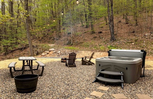 Allegheny Mountains Cabin | Cozy Log Cabin with a Hot Tub near Seneca Rocks, West Virginia - Perfect for a Romantic Glamping Getaway to the Mountains