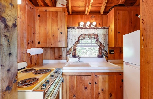 Northport Cabin | Cozy Log Cabin with Deck, Picnic Table & Breath-taking View
