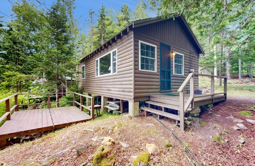 Northport Cabin | Cozy Log Cabin with Deck & Picnic Table & Gorgeous Views