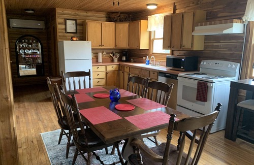 English Cabin | Cozy log cabin with modern amenities and a park view!