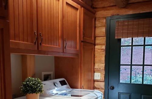 Pine Grove House | Cozy Log Cabin with a Touch of Luxury