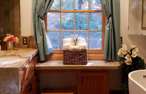 Pine Grove House | Cozy Log Cabin with a Touch of Luxury