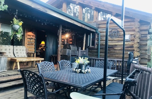 Winter Park Cabin | Cozy Log Home,3 min to slopes sleeps 10-11, Free shuttle steps away. location!