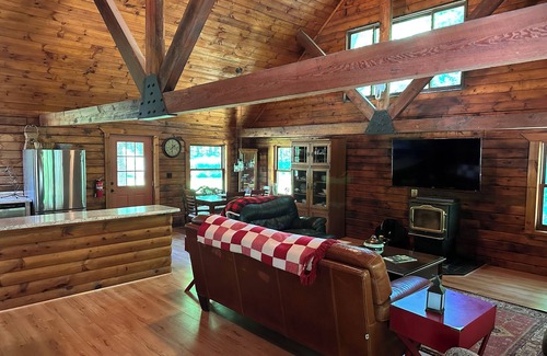 Prattsburgh Cabin | Cozy Log Home - NY Finger Lakes- Wineries, Hiking, Breweries, Distilleries