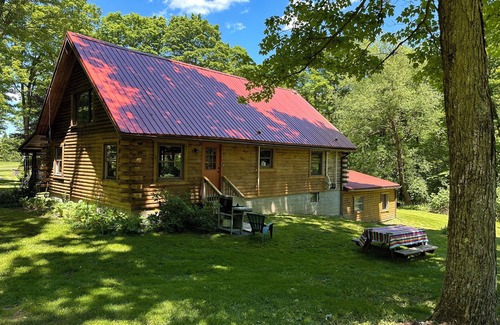 Prattsburgh Cabin | Cozy Log Home - NY Finger Lakes- Wineries, Hiking, Breweries, Distilleries