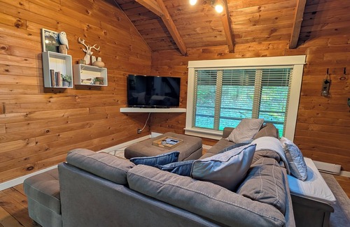 Denver Cabin | Cozy Log Home Retreat in the Catskills – Perfect for Families & Friends