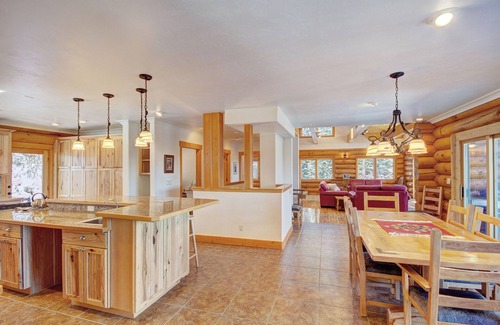 Quandary Village House | Cozy Log Home with Astonishing Views