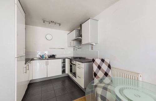 Stratford and New Town Apartment | Cozy London Stratford Apartment with Gym