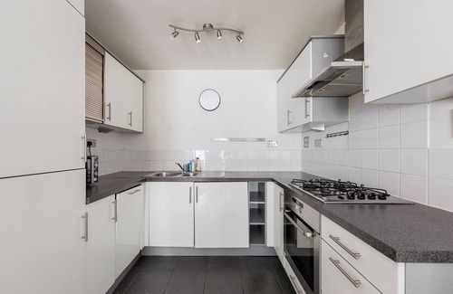 Stratford and New Town Apartment | Cozy London Stratford Apartment with Gym