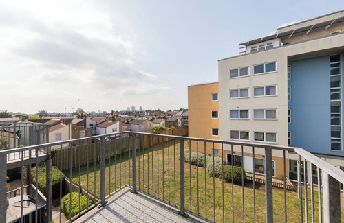 Stratford and New Town Apartment | Cozy London Stratford Apartment with Gym