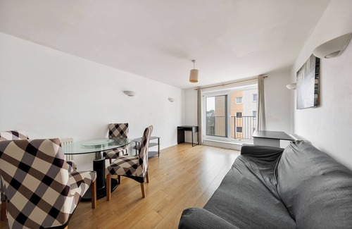 Stratford and New Town Apartment | Cozy London Stratford Apartment with Gym