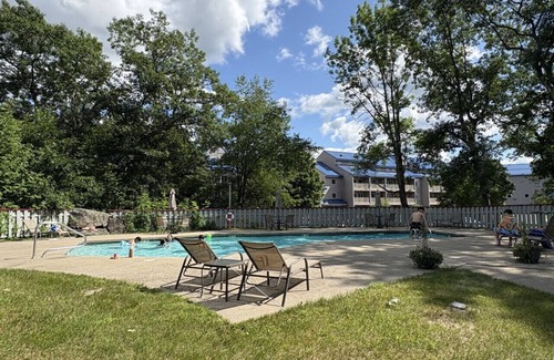 Lincoln Apartment | COZY LOON MOUNTAIN ESCAPE: Free shuttle, Pool, River/Mnt views