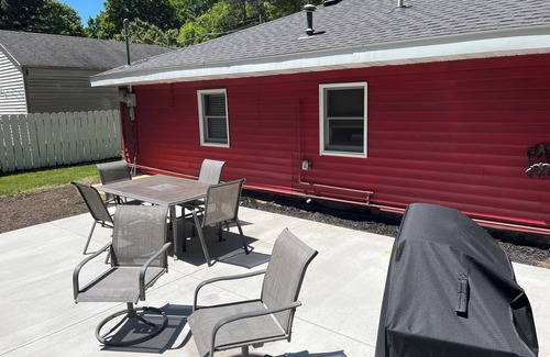 Holland Cottage | Cozy, lots of charm, close to Lake MI. Discount for monthly stays.