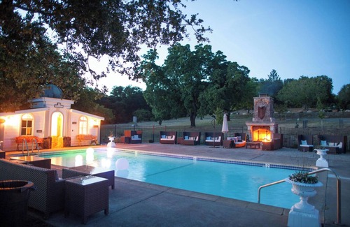Calistoga Resort | COZY 'LOVE SHACK' with kitchen, pool and infinity hot tub - near CALISTOGA