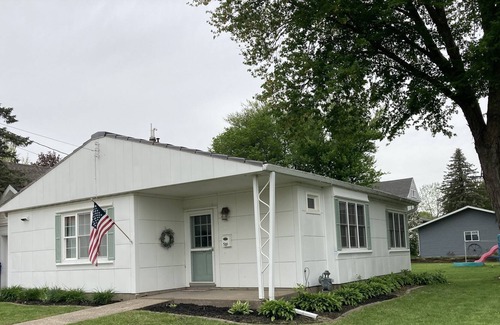 Bellevue House | Cozy Lustron home in Beautiful Bellevue! Walk to the Mississippi!