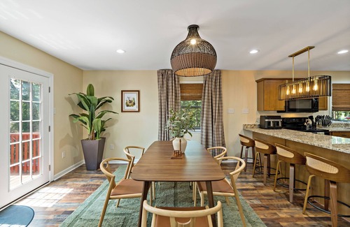 Berkeley Springs Cabin | Cozy Luxe Cabin for Families &Groups Sauna, Arcade, Fire Pit–Berkeley Springs WV