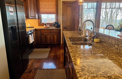 Boone Condo | Cozy Luxe Echota: Spectacular View; 2 Kings;No Stairs;Szn Decor; Pools;Fireplace