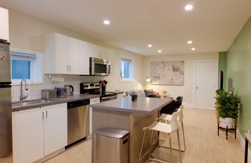 East Side House | Cozy Luxe Retreat/Designer 2-Bedroom Suite with AC