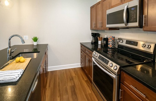 Downtown Cleveland Apartment | Cozy Luxe Suite | Rock Hall Casino Stadiums