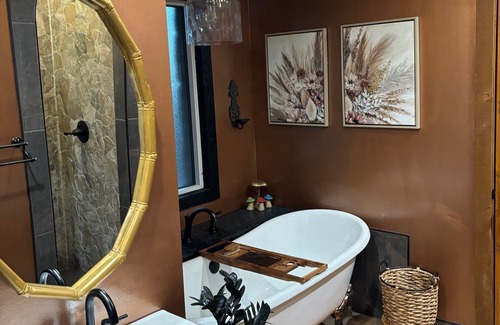 Broken Arrow House | Cozy Luxurious Home on Reservoir w/ Stunning Views! 20 minutes to Airport!