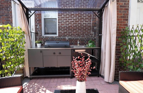 Queens House | Cozy, Luxury 1-2 Bedroom Townhome by Main Street in Charming Flushing, NY.