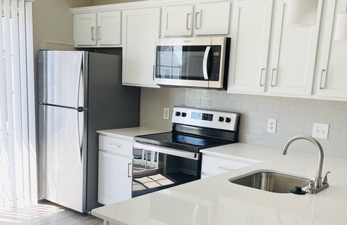 Novi Apartment | Cozy Luxury 2 BR With Free Parking